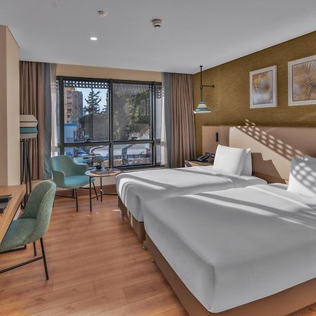 ホテル ダブルツリー バイ ヒルトン アンタルヤ シティ センター エクステリア 写真 A room at the hotel