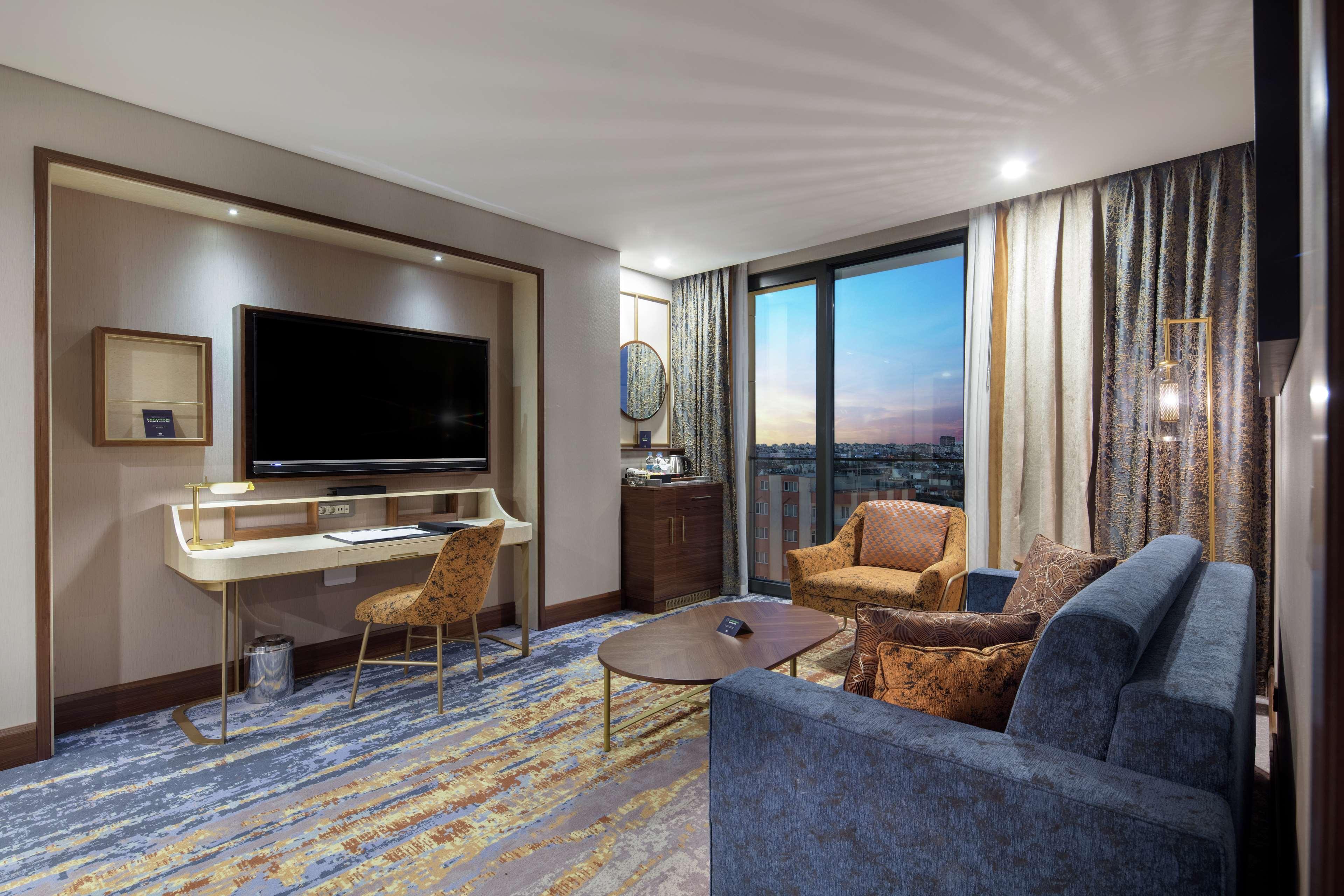 ホテル ダブルツリー バイ ヒルトン アンタルヤ シティ センター エクステリア 写真 A suite at the Hilton London West End