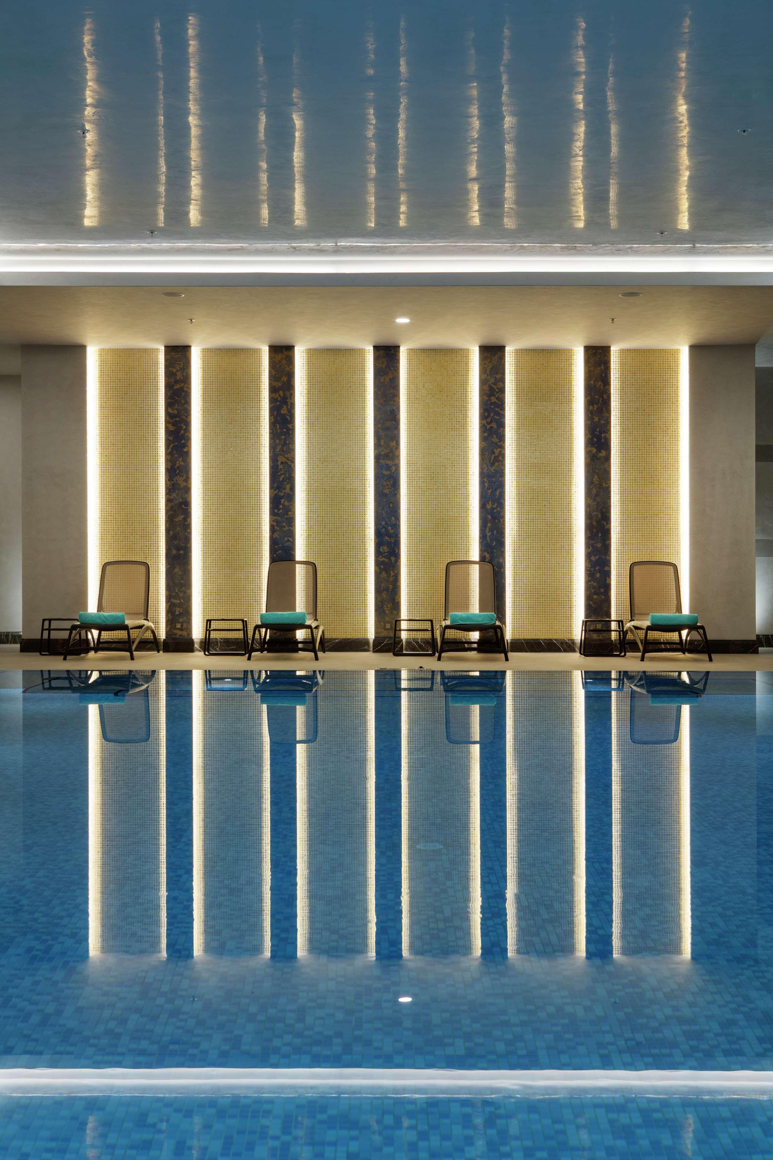 ホテル ダブルツリー バイ ヒルトン アンタルヤ シティ センター エクステリア 写真 The swimming pool at the hotel