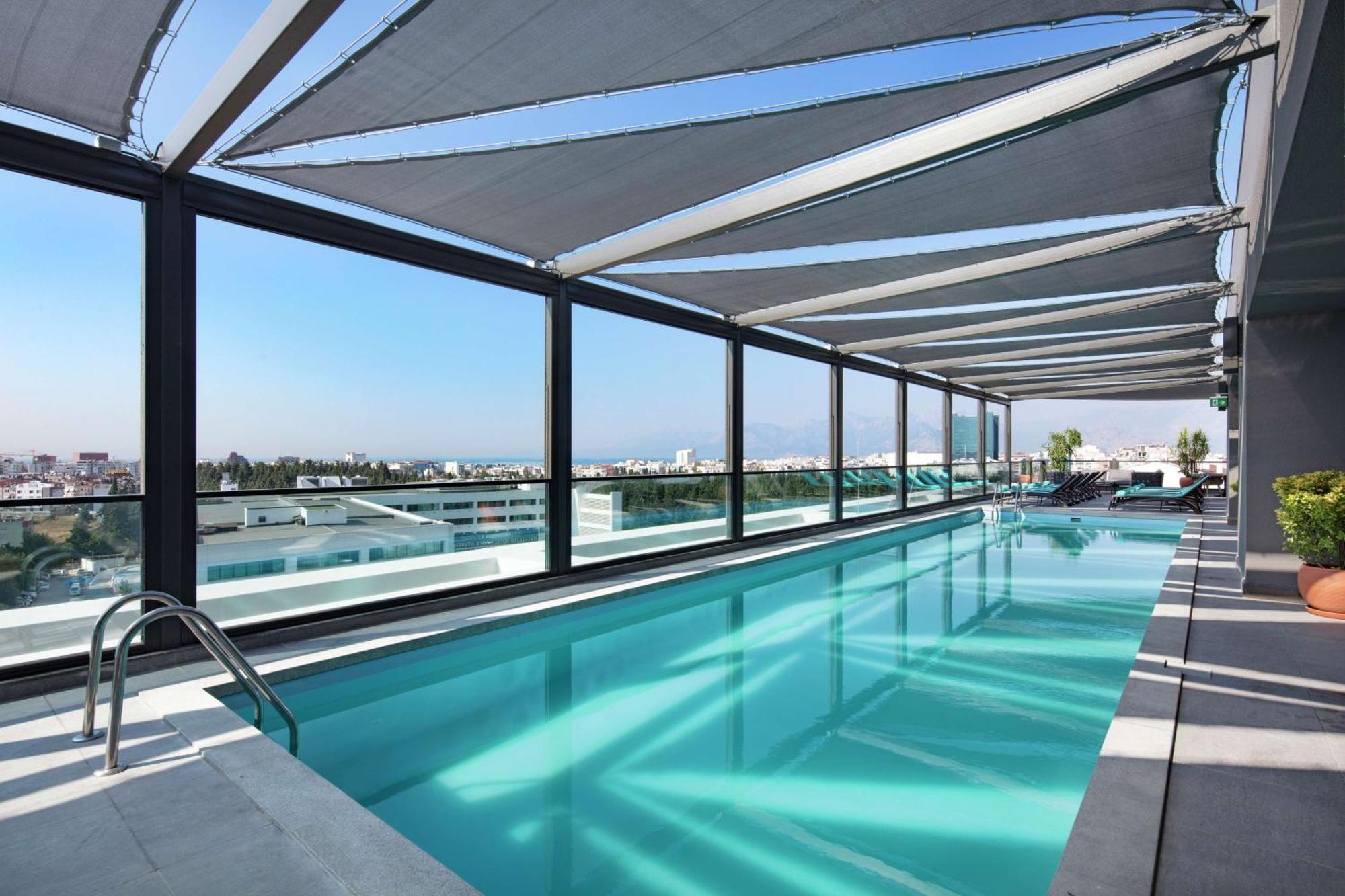 ホテル ダブルツリー バイ ヒルトン アンタルヤ シティ センター エクステリア 写真 The rooftop pool