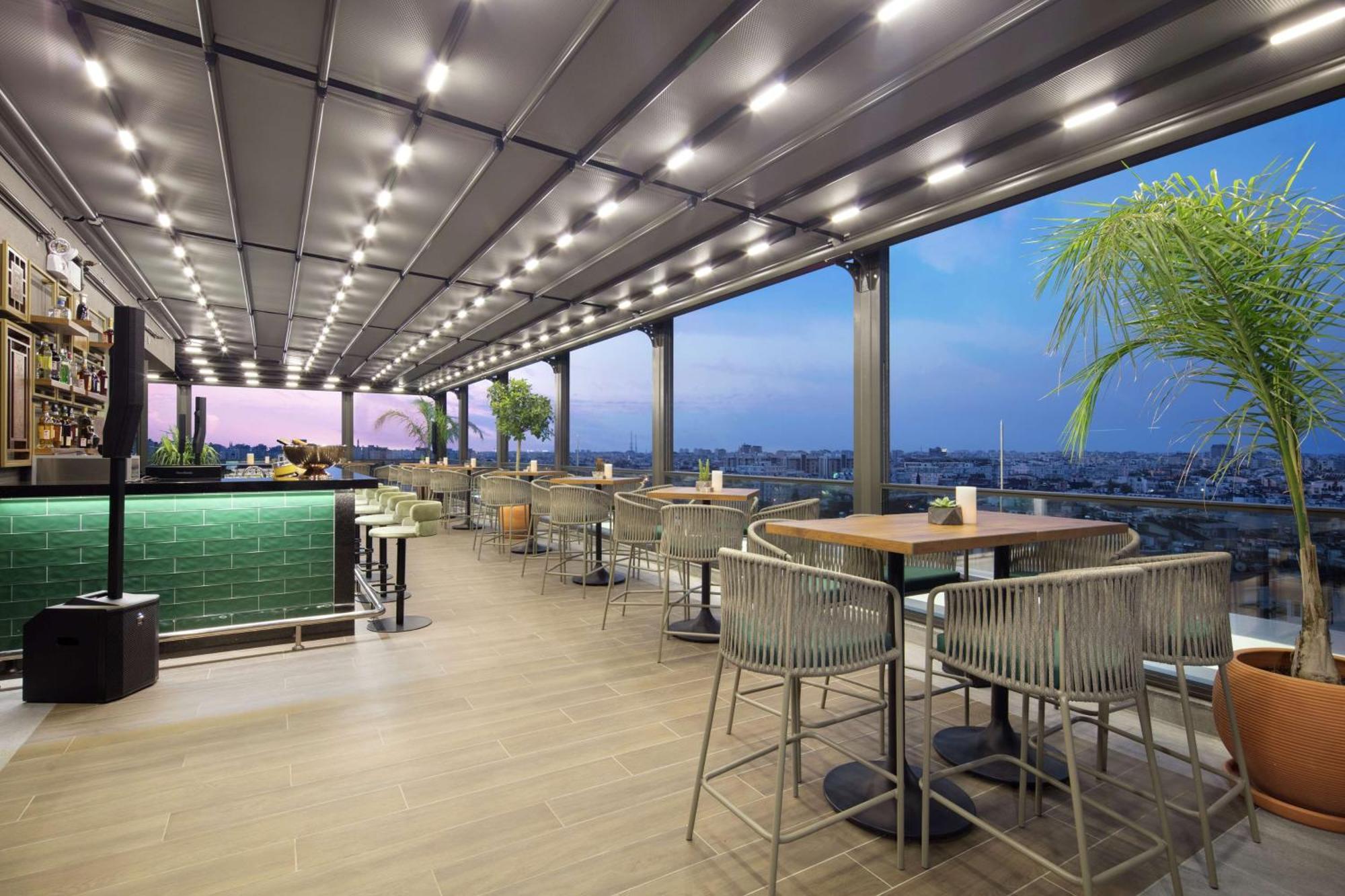 ホテル ダブルツリー バイ ヒルトン アンタルヤ シティ センター エクステリア 写真 Sky Bar